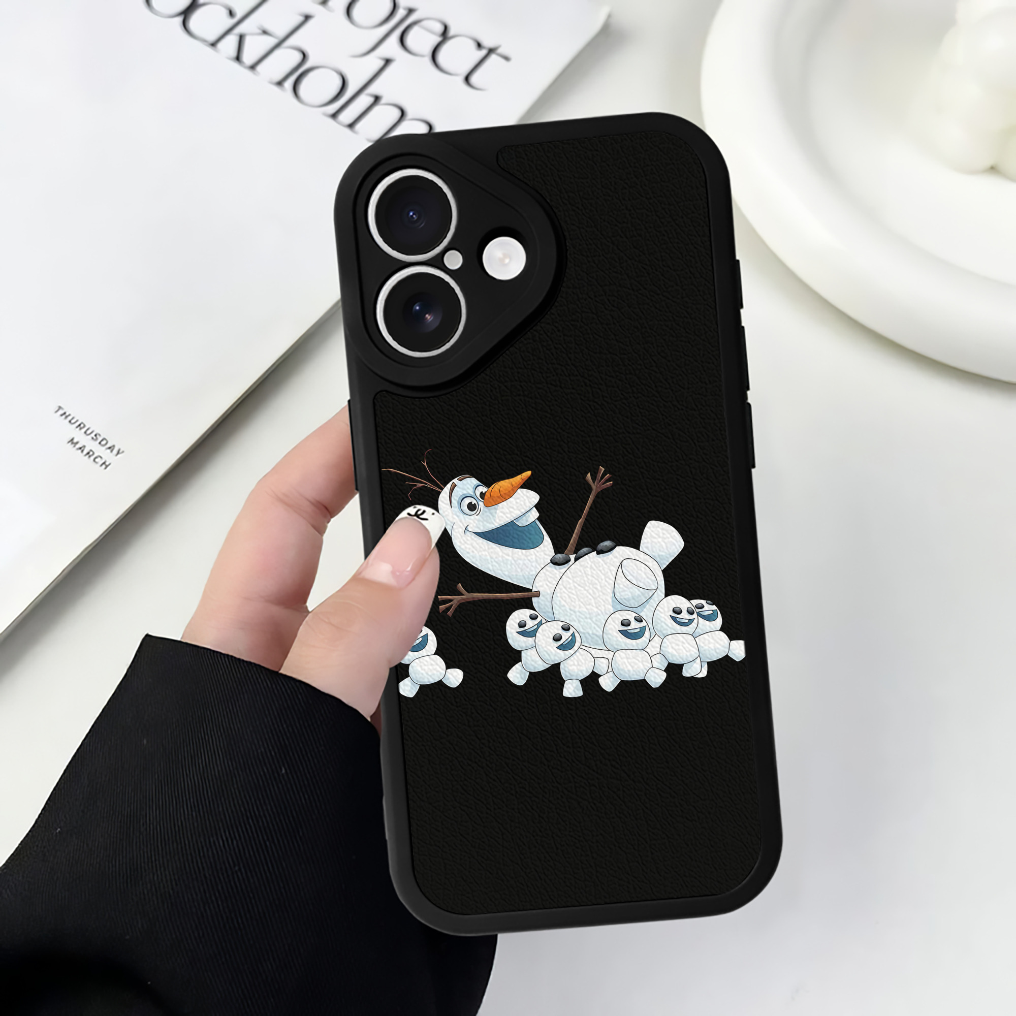 （画像用） アナと雪の女王 アンナ エルサ Frozen Anna Elsa 【iPhone 16シリーズ対応】シリコンスマホケース（レザー調） 材質：シリコン